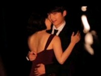 最近、韓国のあるオンラインコミュニティーサイトに、「ソン・ジュンギ、どこを触っているんだ！」というタイトルで写真が掲載された。
