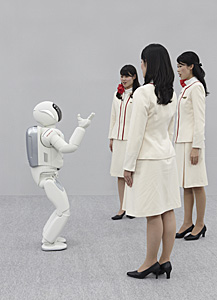 3人が同時に発する言葉を聞き分けるASIMO（画像提供：ホンダ）