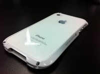 iPhone4Sを購入すると同時に、もっとも合いそうなアルミケースを探しているときに出会った商品。細部まで美しく、高級感と強度、どちらも高いレベルを持ったケースをご紹介。