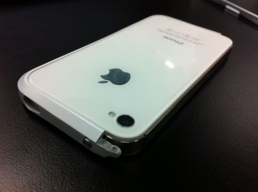 iPhone4Sを購入すると同時に、もっとも合いそうなアルミケースを探しているときに出会った商品。細部まで美しく、高級感と強度、どちらも高いレベルを持ったケースをご紹介。