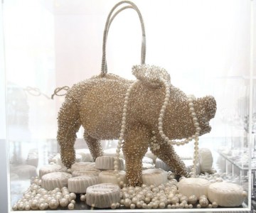 アンテプリマ青山店でレスリー・キーのチャリティ写真展開催 - ハズレなしの豪華賞品が当たる「ガチャガチャ」も店頭設置