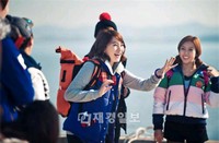 韓国ガールズグループ「KARA」(カラ)のカン・ジヨンがステージでの華麗な姿を脱ぎ捨て、純朴な漁村少女へ変身した。