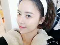 韓国のアイドルグループ「Sugar」の元メンバーで女優のファン・ジョンウムは9日、自身のブログに「スケッチャーズ撮影中」というコメントとともに写真を掲載した。写真＝ファン・ジョンウムのミニホームページより