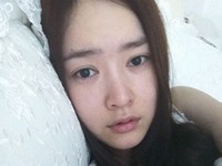 韓国の女性歌手Maybee（メイビー）が自分のツイッターに「寝坊してしまった」というコメントと共にセルフショットを公開した。