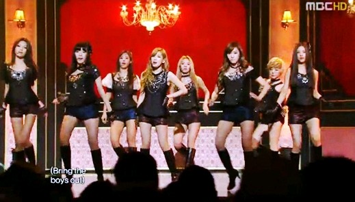 少女時代が新しいスタイルの衣装を披露し話題だ。12日に放送された韓国MBC『ショー！音楽中心』で少女時代がタイトル曲「The boys」のステージを披露した。トパンツスタイルに衣装をチェンジして雰囲気を変えた。写真=韓国MBC『ショー！音楽中心』