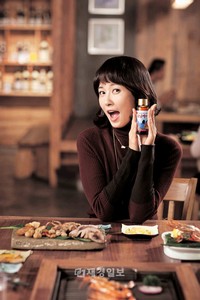 韓国の女優キム・ソナが飲みすぎ・二日酔い解消飲料『モーニング・ケア』のCMモデルに抜てきされた。
