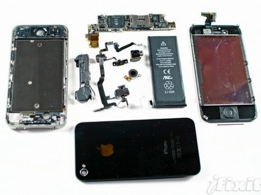 Business Insiderは、「iPhone 5」は今年にリリースされる予定だったが、「iPhone 4S」が発表される前に廃止されたと報じています。画像）iFixit
