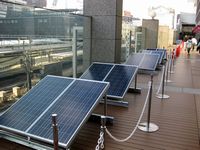 渡り廊下に設置した太陽光パネル（画像提供：ネクストエナジー・アンド・リソース）