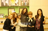 少女時代、Wonder Girls（ワンダーガールズ）など韓国の人気アイドルグループメンバーが、タレントのホン・ジンギョンが1年ぶりにラジオDJに復帰したことを祝う写真が公開され、話題になっている。