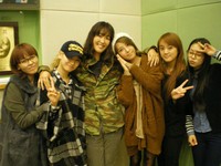 少女時代、Wonder Girls（ワンダーガールズ）など韓国の人気アイドルグループメンバーが、タレントのホン・ジンギョンが1年ぶりにラジオDJに復帰したことを祝う写真が公開され、話題になっている。
