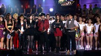 少女時代、BEAST、4minute、MBLAQ、T-araなど11組、57人の人気アイドルグループのメンバーが、K-POPのカバーダンスの世界王者を審査するため大集合した。