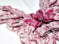 優美なローズピンクが雪景色に映える、エトロ(ETRO)からクリスマス限定ショールが登場