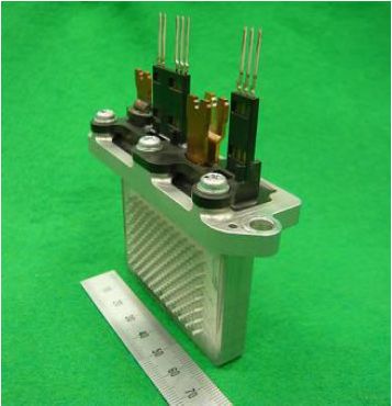 直接水冷型両面冷却パワーモジュール（試作品）（画像提供：日立製作所）