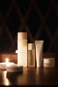 心と身体と肌を慈しむスペシャルなひとときに寄り添う、限定スキンケアキットがTHREEから登場