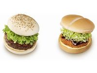『松阪牛ハンバーグステーキバーガー』(左)と『近江牛メンチカツバーガー』(右)(画像提供:ロッテリア) 『松阪牛ハンバーグステーキバーガー』(左)と『近江牛メンチカツバーガー』(右)(画像提供:ロッテリア)