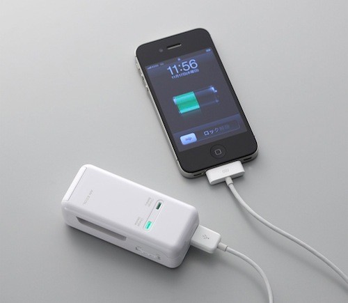 単3形または単4形のニッケル水素電池や乾電池で使用できるiPhone用モバイルバッテリー「DE-A01N-1905シリーズ」