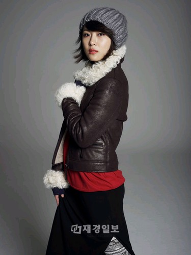 　ハ・ジウォンがモデルを務めるファッショングループ・ヒョンジ（代表：チェ・ビョンオ）のカジュアルブランド、クロコダイルレディー(www.crocodilelady.com)が韓国内のファッション業界で初めて3050人の女性のニーズに合わせた“アンチエイジングファッション”を発表した。
