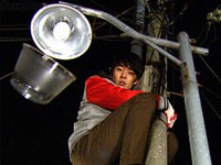 MBCシットコム「ハイキック!短足の逆襲」でソ・ジソクが電柱にしがみついている姿が公開された。