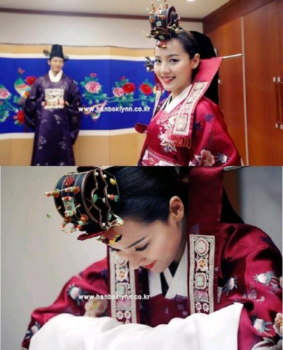 俳優キ・テヨンとユジン夫妻の幣帛（韓国の結婚式における新郎の両親への挨拶の儀式）当日の写真が20日、「韓服リン」のホームページに公開された。