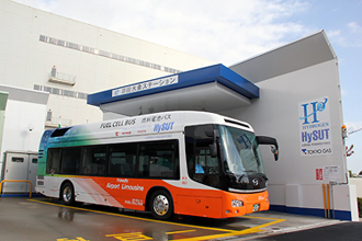 「羽田水素ステーション」と燃料電池バス（画像提供：東京ガス）