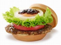 とびきりハンバーグサンド「金のテリヤキ」（画像：モスフードサービス）