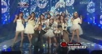 12月2日に韓国で生放送されたKBS 2TV 『ミュージックバンク』で人気ガールズグループ「AFTERSCHOOL」（アフタースクール）は、それぞれ少しずつ違ったデザインのホワイトミニドレスをまとい、天使のような姿を披露した。写真＝KBS放送のキャプチャ