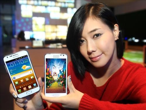 サムスン電子は8日、先月28日にスマートフォン「Galaxy S2 LTE」のホワイトバージョンを発売したのに続き「Galaxy S2 HD」のホワイトバージョンも発売することを発表した。