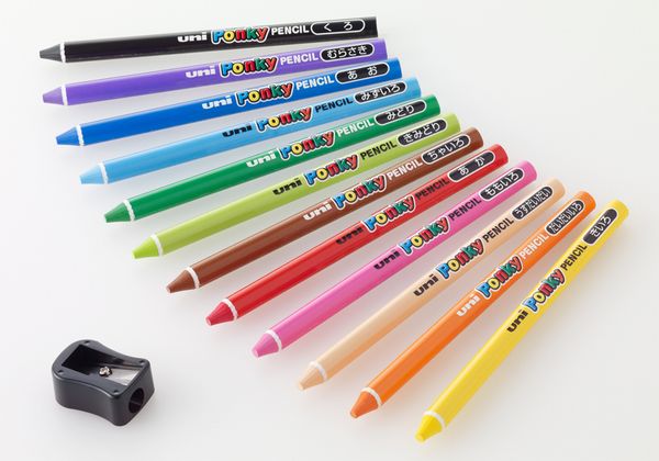 紙巻き色鉛筆「ポンキーペンシル」全12色と色鉛筆専用ポケットシャープナー（画像：三菱鉛筆）