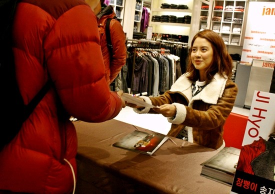 女優ソン・ジヒョが専属モデルを務めている韓国国内ファッションブランド「ジャンベンイ」が9日、新世界百貨店仁川店でファンサインイベントを開催した。