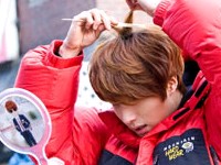 人気放映中の韓国tvN月・火ドラマ『イケメンラーメン店』でチャ・チス役のチョン・イルが、自身の手で髪型を演出している姿が公開された。
