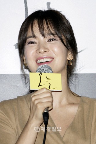 女優ソン・ヘギョが韓国の『2011 女性映画人賞』授賞式で今年の女性映画人演技賞を受賞し、感激の涙を見せた。
