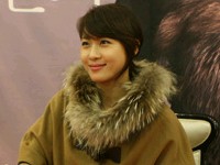 韓国の人気女優ハ・ジウォンが17日、クロコダイル・レディー馬山合城店のオープン記念として開催されたファンサイン会で一層洗練されたみずみずしい美しさを見せ、ファンを魅了した。
