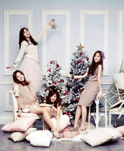 韓国の女性アイドルグループ「A Pink」（エーピンク）のクリスマスパーティーを演出したグラビアが一足遅れて話題になっている。