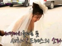 24日に放送された韓国MBC『私たち結婚しました』でカン・ソラは超ミニのウェディングドレス姿で現れた。
