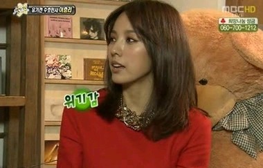 25日、クリスマススぺシャルとして生放送された韓国MBSの『セクションTV芸能通信』で、捨て犬の救護イベントの一環としてイ・ヒョリのカレンダーサイン会が行われた。写真=韓国MBS放送のキャプチャー
