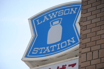 ローソン＜２６５１＞（東１）は、４５円高の４７８５円と前日変わらずを挟み３日続伸、連日の年初来高値更新。３月の大震災時下げでつけた３２００円をボトムに着実な上昇相場。今朝の高値まで４９．５％の上昇率。既存店売上は毎月、前年を上回り健闘。