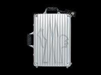 モンクレール(MONCLER)×リモワ(RIMOWA) 特別仕様のスーツケース発売