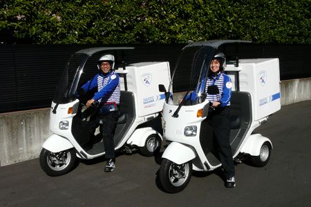 佐川急便、住宅街の宅配に三輪バイクを導入（写真：佐川急便）