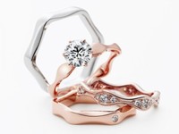 TASAKIがオリジナル素材「SAKURAゴールド」を使った新ブライダルラインを発売