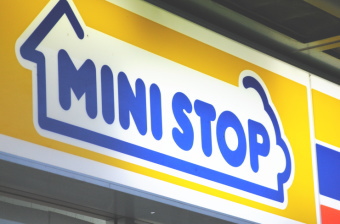 ミニストップ＜９９４６＞（東１）の１１年３～１１月期連結業績は、営業収入が前年同期比８％増の９３１億円、営業利益が同４％増の６７億円、経常利益が同３％増の７４億円、純利益が同１７％減の２９億円だった。なお単体ベースのチェーン全店売上高は同１２％増の２７０５億円だった。