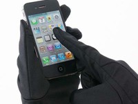 パソコン周辺機器の通販サイト『サンワダイレクト』は、装着したままiPhoneやスマートフォンを操作することができる、厚手のメンズニット手袋「iPhone・スマートフォン手袋（メンズ・ブラック）200-PEN001BK」を発売した。