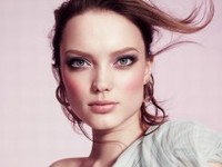 ロベルト カヴァリから2月に発売の新フレグランスのイメージビデオ公開、主役はエリザ・セドナウィ