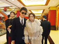 中国ドラマ『私の失億彼女』の撮影で中国に滞在中の女優ナム・ギュリが25日、自身のウェイボー(http://weibo.com/kyurin1022)にドラマ撮影現場で撮った写真を公開した。
