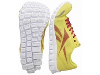 すっぴん感覚のスニーカー!? リーボックから人気のイージートーンに続く新ライン「REALFLEX」発売