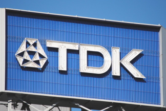 ＴＤＫ＜６７６２＞（東１）は３１日の大引け後に第３四半期の連結決算（４月～１２月・米国会計基準）を発表。同時に、今３月期の予想を全体に減額修正した。