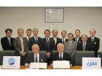 締結式の様子、JAMSTEC 加藤康宏理事長（中央左）とJAXA 立川敬二理事長（中央右）（写真：JAXA）