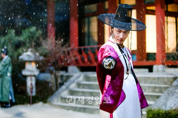 韓国MBC TV水木ドラマ『太陽を抱いた月』の陽明役、チョン・イルが雲(ソン・ジェリム)の剣を使って隠されていた剣の腕前を見せた。写真=ファンタジオ
