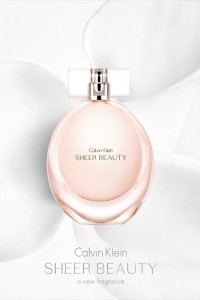 カルバン クラインの自信に満ちたピュアでセクシーな女性をイメージした新フレグランス