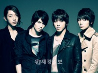 CNBLUE（シーエヌブルー）が日本のオリコンシングルチャートで、海外バンドとしては41年ぶりにトップに立った。