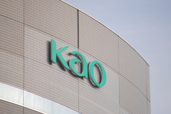 花王＜４４５２＞（東１）は１０日、「ビゲン　ヘアカラー」で著名なホーユー（非上場、名古屋市）の一部製品について、花王の特許権を侵害しているとして、東京地裁が同日付で製造・販売などの差し止めを認める仮処分決定を下したと発表。